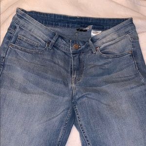 Distress jean at knee